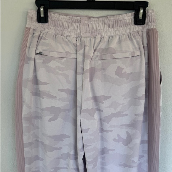 ATHLETA Brooklyn blush pink lined camo print jogger sweatpants size 4 - Picture 7 of 11